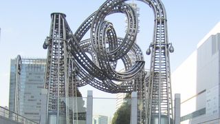 金属製のジェットコースターのような梯子がぐるぐる回っているアート