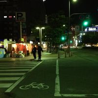 ホテルの前は夜になると屋台が出没！