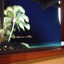 窓側の席からの眺め・・・ライトアップされた海がキレイ