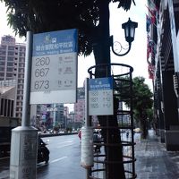 ホテルの前にバス停が沢山あります