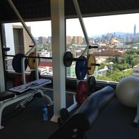 最上階にジムがありますが真夏は激暑です。