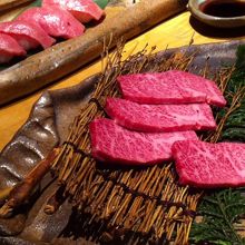 お肉と、お肉のお寿司です。