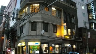 丸い窓が印象に