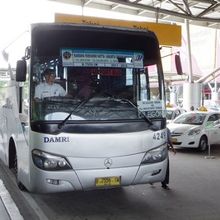 空港→市内へ向かうダムリ社のバス。行先は多いけど乗場は1ヶ所