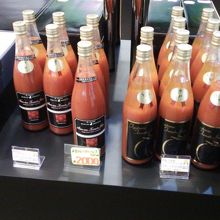 二階の売店に2000円のトマトジュースが売っていますよ。