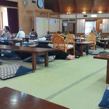 無料で利用できる大広間で食事や仮眠をとることもできます