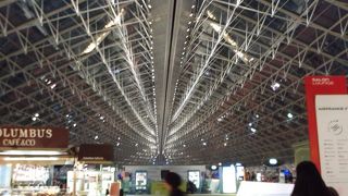 綺麗な空港ですね。そして、広い！迷子に注意。