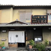 油の神様「離宮八幡宮」の近くにあります