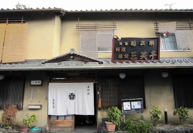 油の神様「離宮八幡宮」の近くにあります