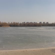 完全に凍結している湖です。