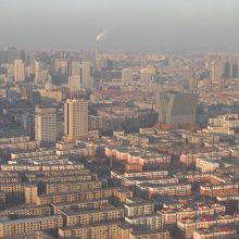 瀋陽一の繁華街　中街を見渡しています。