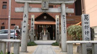 呉服町の小さな社