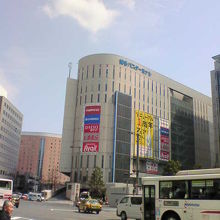 博多駅のそばのターミナルビルです。