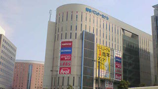 テナント充実でバス待ち・電車待ちに丁度いい