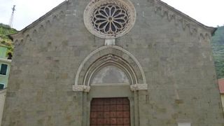 マナローラの奥にある高台のサン・ロレンツォ教会からの眺めは見ごたえがあります♪