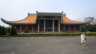 国父紀念館も大きな建物と広大な敷地です