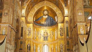 輝く黄金のモザイクが見事なモンレアーレの大聖堂