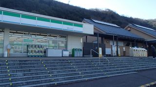 兵庫県淡路市室津に有ります。エリア内には、コンビニも有って、暑いコーヒも有りますので、おすすめのパーキングエリアです。