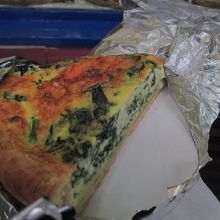 ホウレンソウとサーモンのキッシュ　３．８ユーロ