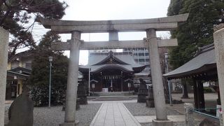 京急「大森海岸」駅からほど近い神社で、国道１５号沿いです