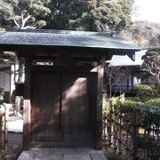 円覚寺の塔頭のひとつ非公開・・妙香池見下ろす