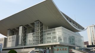 上海博物館から徒歩圏内。上海随一の近代的な大型劇場