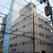 病院前にモニュメント