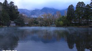 吹雪の早朝　湖面から朝靄たちのぼる金鱗湖