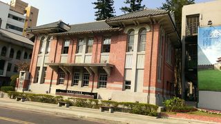 孔子廟のはす向かい　素敵な建物の記念館