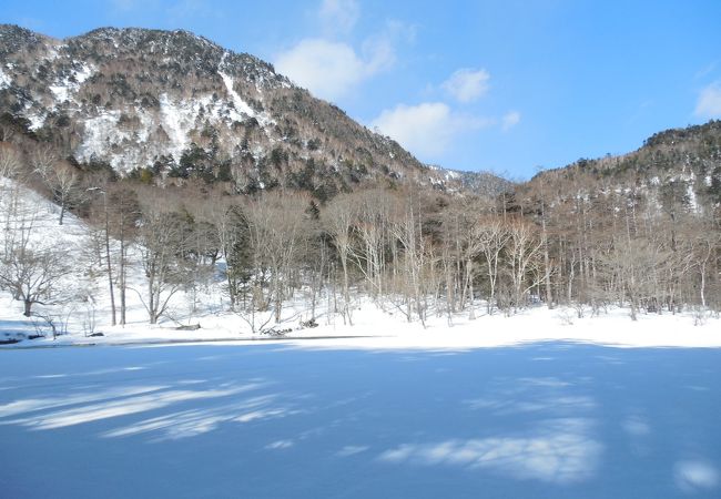 冬にしかこられない綺麗な小さな湖