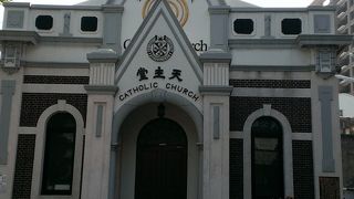 庭の聖母像が印象的　