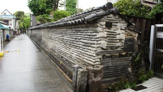 お江戸を思わせる築地塀