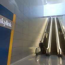 乗り場に向かうエスカレーターの様子