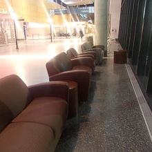 制限エリア内にはゆったりと寛げるソファーも用意されていました