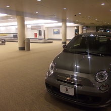到着ロビー内には車も！