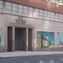 観光案内所入口はパールストリート沿いにあります