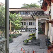 展示室内から、博物館の中庭？？入り口です。