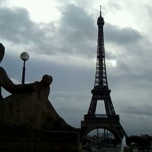 トロカデロ広場からセーヌ川を渡って左岸側から。