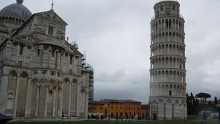 ピサ駅からバス又はタクシーで。徒歩でもいけます。時間があればピサ市内の他の観光地も