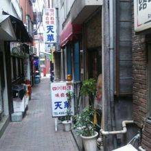 手を広げるとついてしまうくらいの通りです。