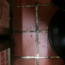 床に落ちた汗です。雨の中を歩いたような感じになります。注意！