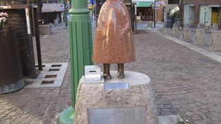 赤い靴の歌で知られている「きみちゃん像」