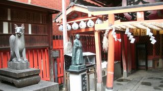 坂本龍馬像が立っています