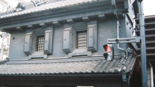 古い建物が立ち並び活気がある