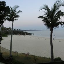 早朝のホテルムーンビーチのビーチ