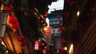 台湾人気の観光スポット。夜提灯がともると不思議な雰囲気に。