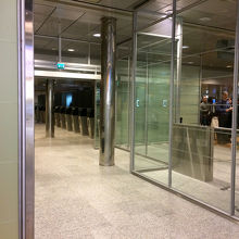 自動化ゲートを通った後。