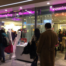 映っているのはほぼ日本人。