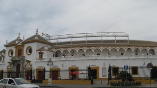 怖いので見たいとは思わないけれど、建物前で写真撮影。