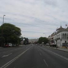 闘牛場と通りをはさむ写真左側はクワダルキビル川。